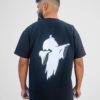 Remera oversize negra con estampa de fantasma posando en la espalda