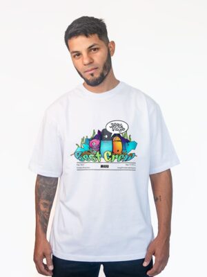 Remera oversize blanca con estampa de dibujitos y palabra crew