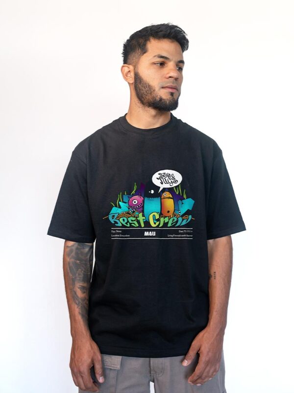 Remera oversize negra con estampa de dibujitos y palabra crew